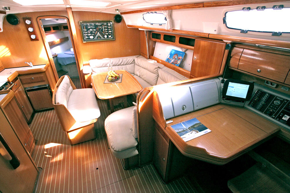 Sailing yacht 