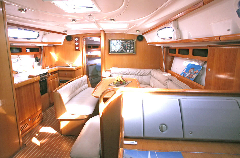 Sailing yacht 