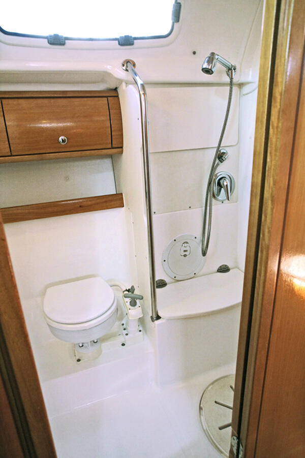 Sailing yacht 
