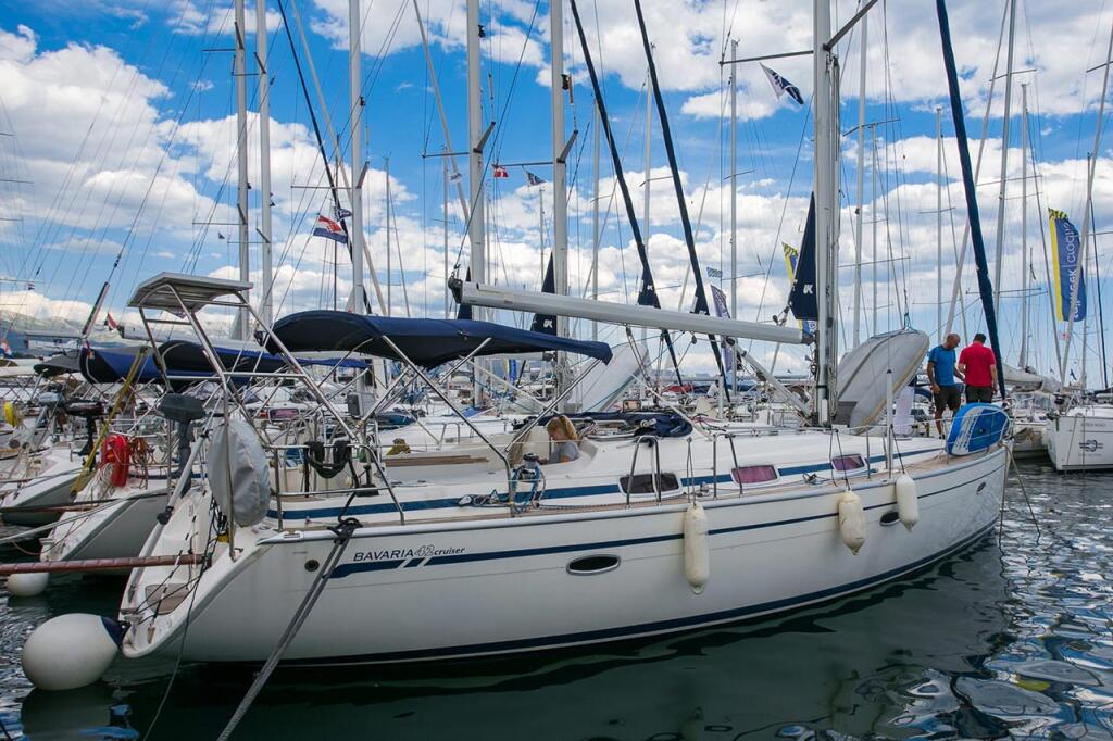 Sailing yacht 