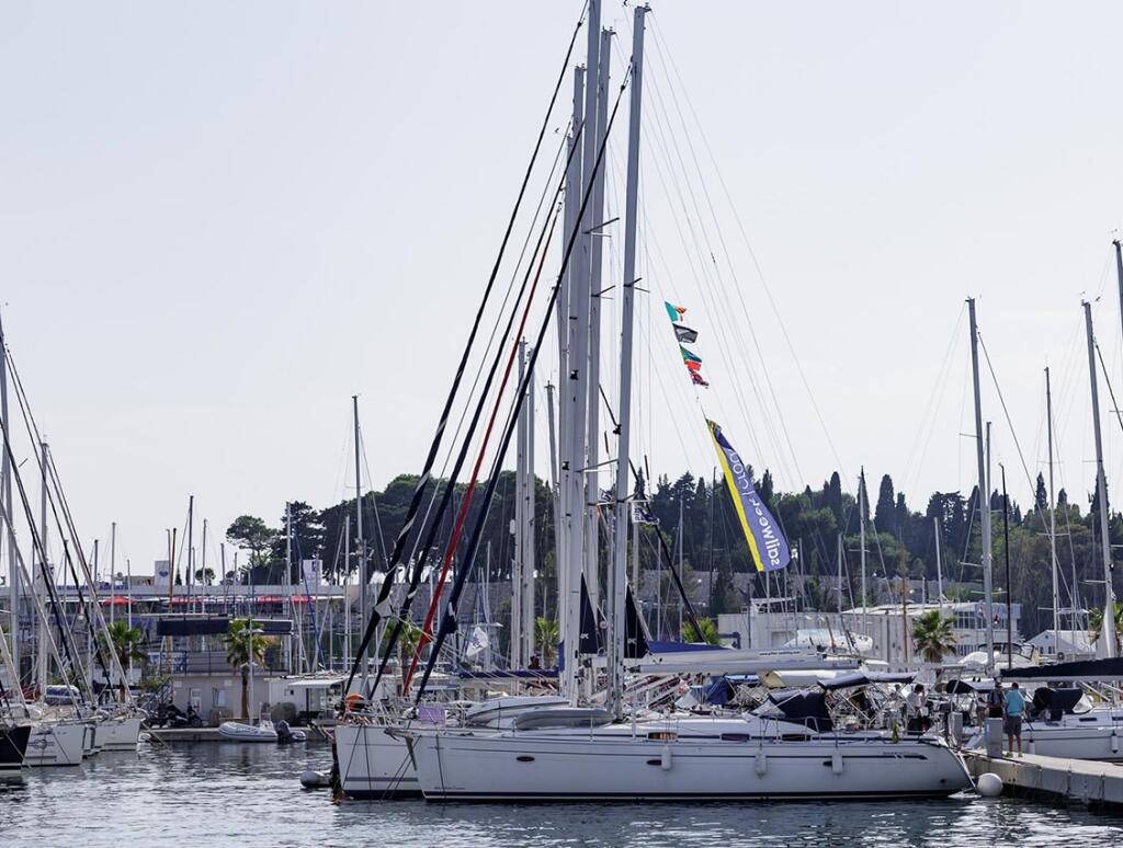 Sailing yacht 