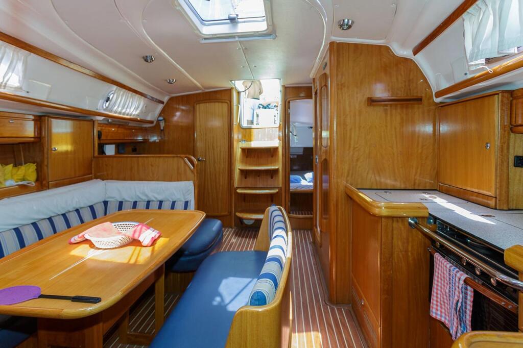 Sailing yacht 