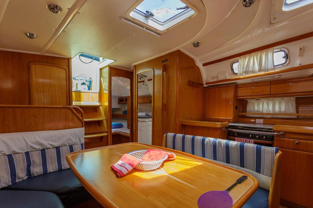 Sailing yacht 