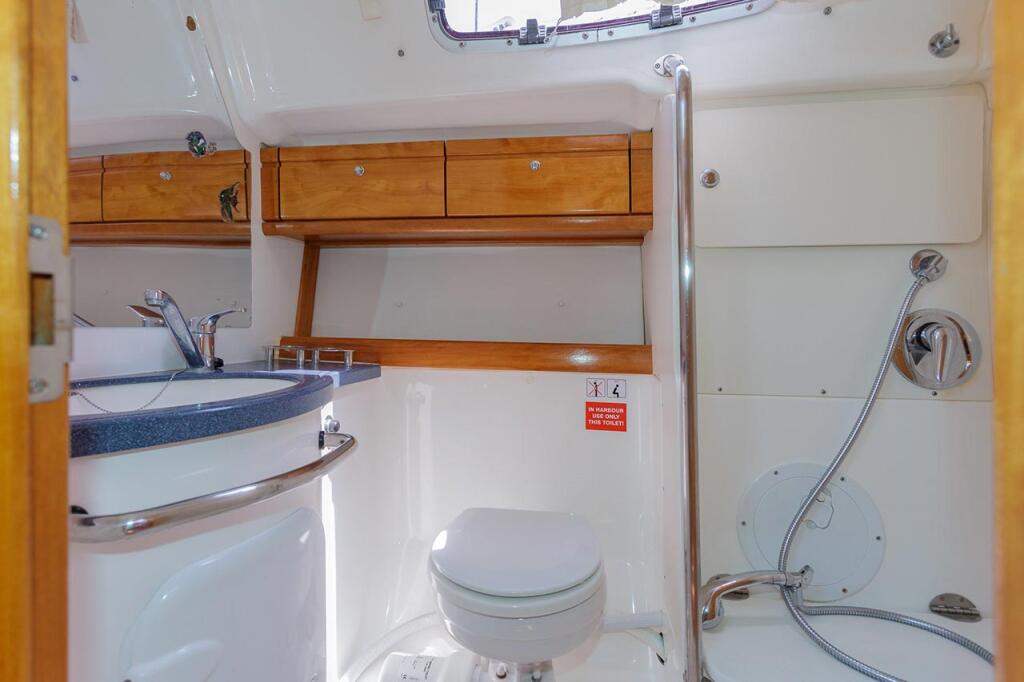 Sailing yacht 