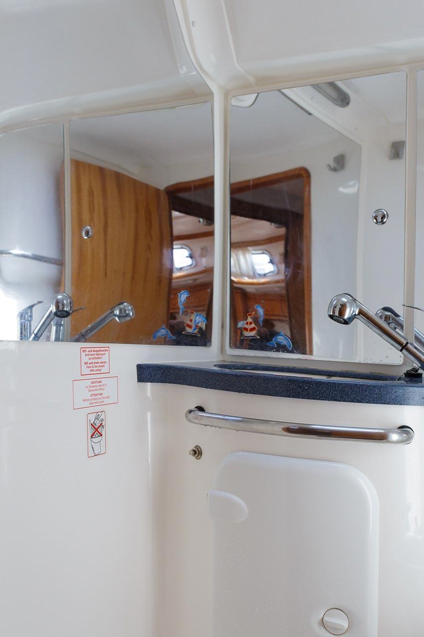 Sailing yacht 