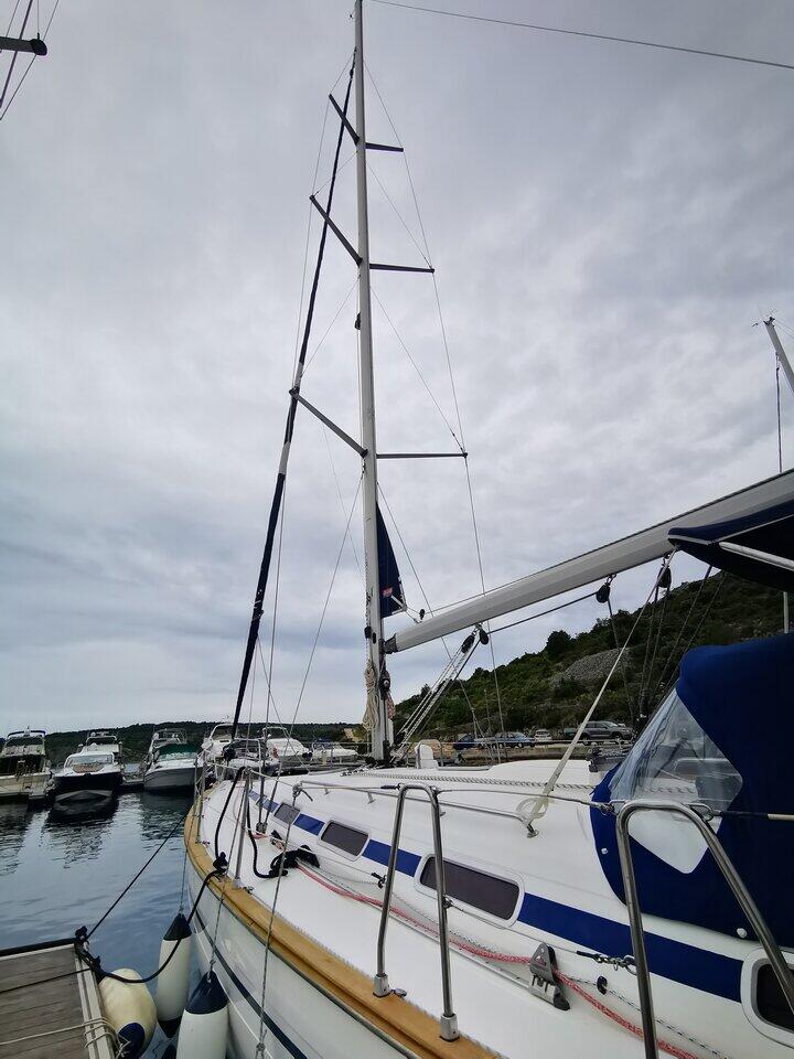 Sailing yacht 