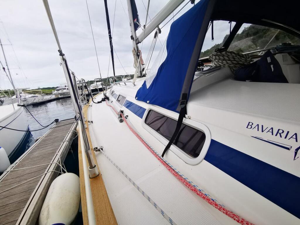 Sailing yacht 