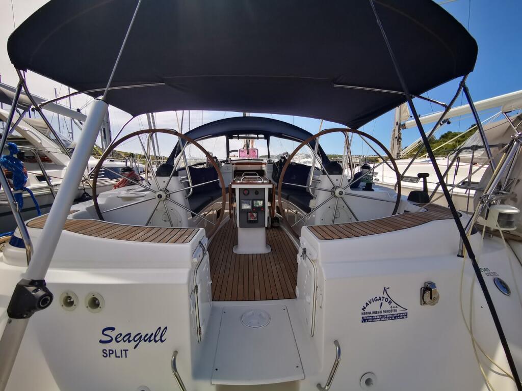 Sailing yacht 