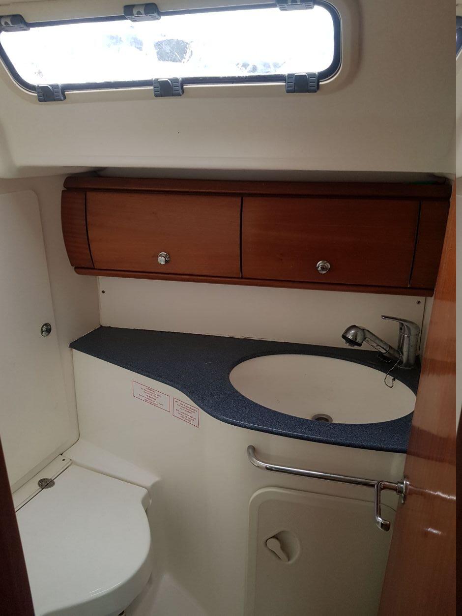 Sailing yacht 