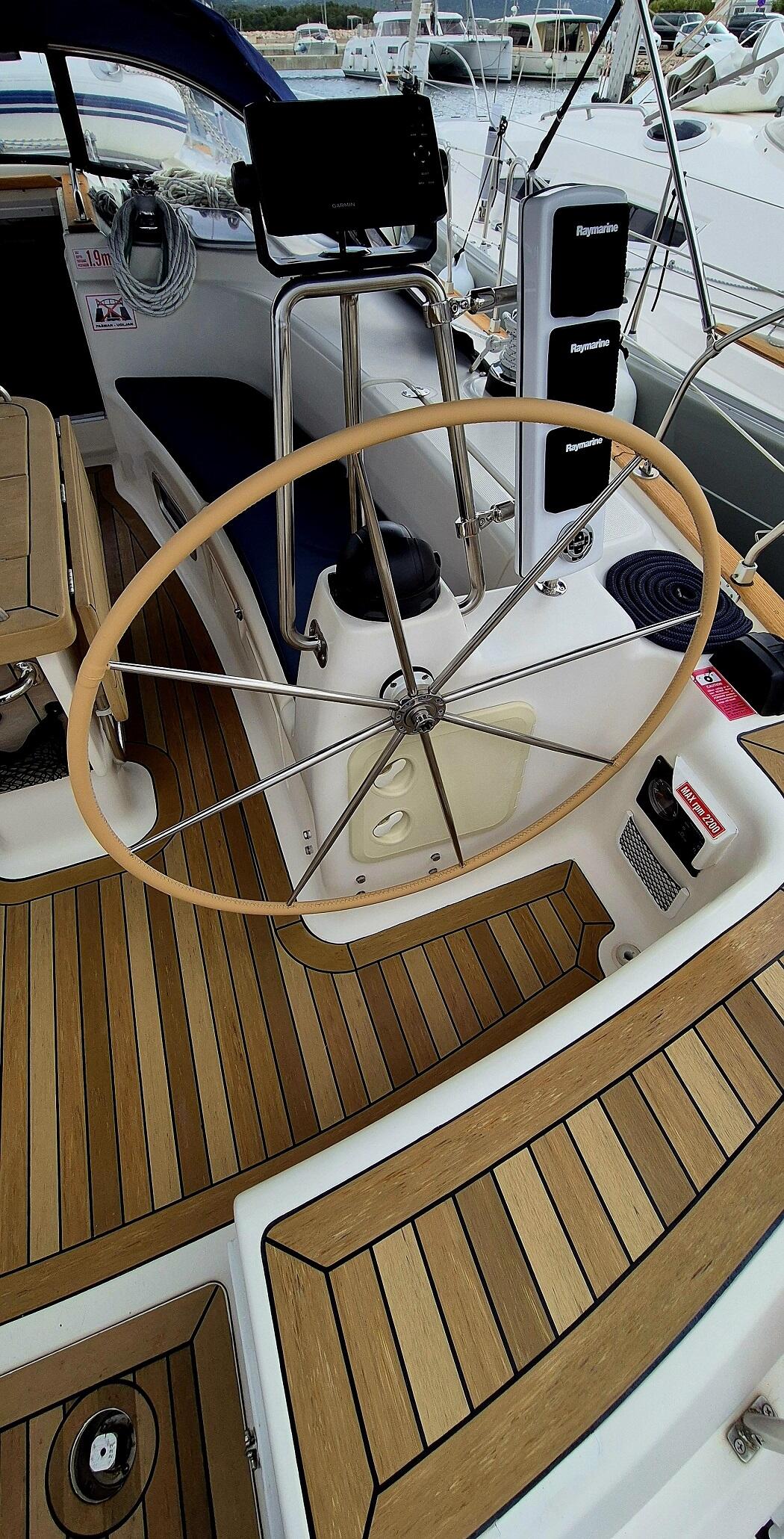 Sailing yacht 