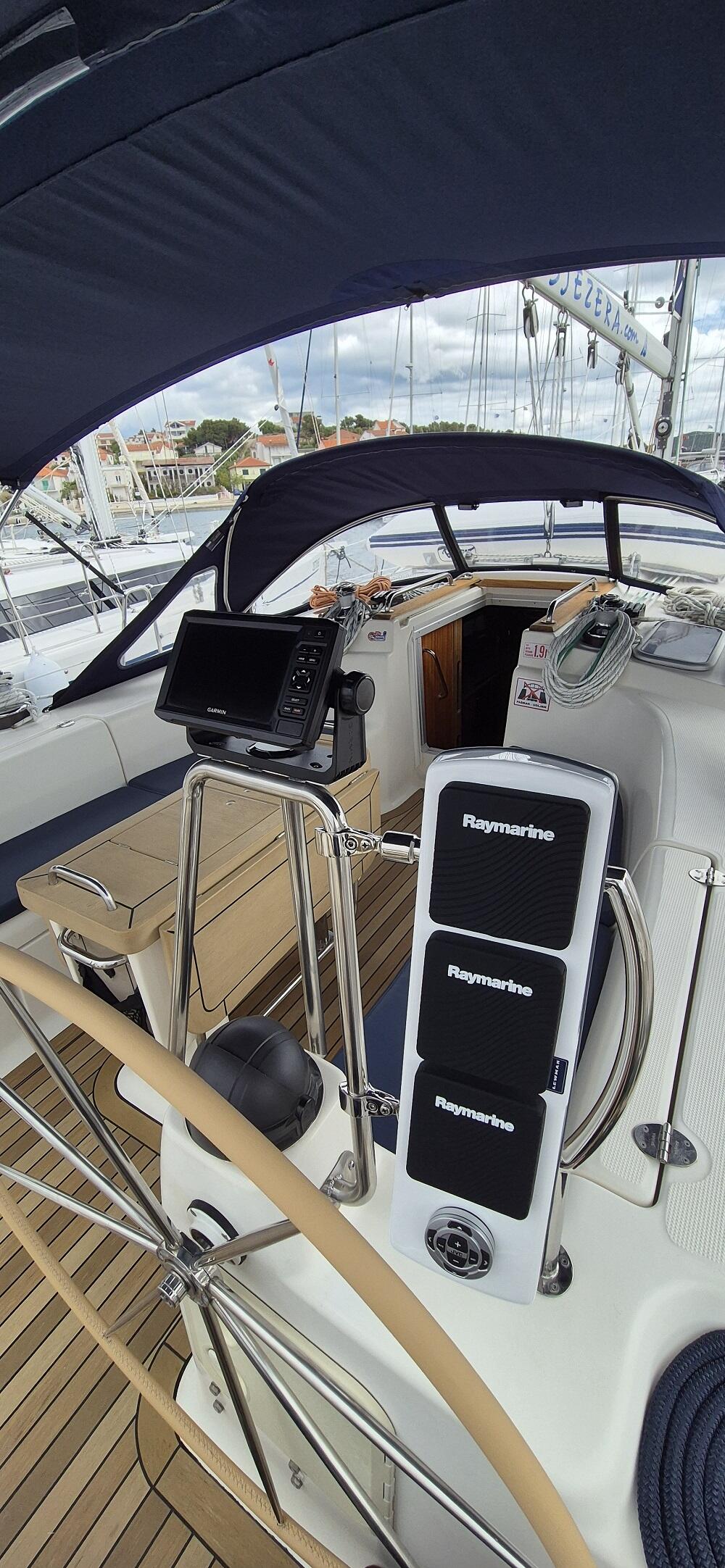 Sailing yacht 