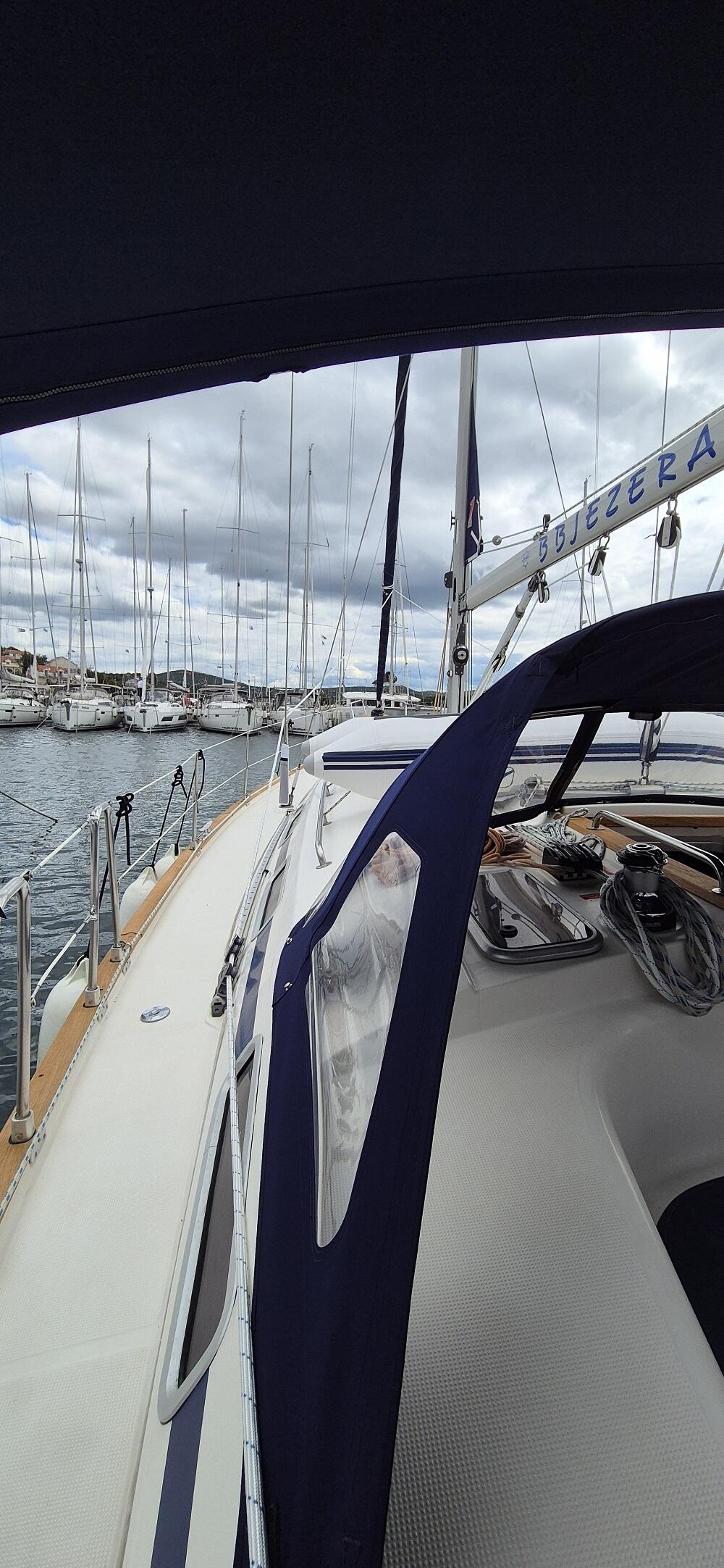 Sailing yacht 