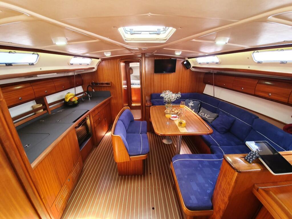 Sailing yacht 