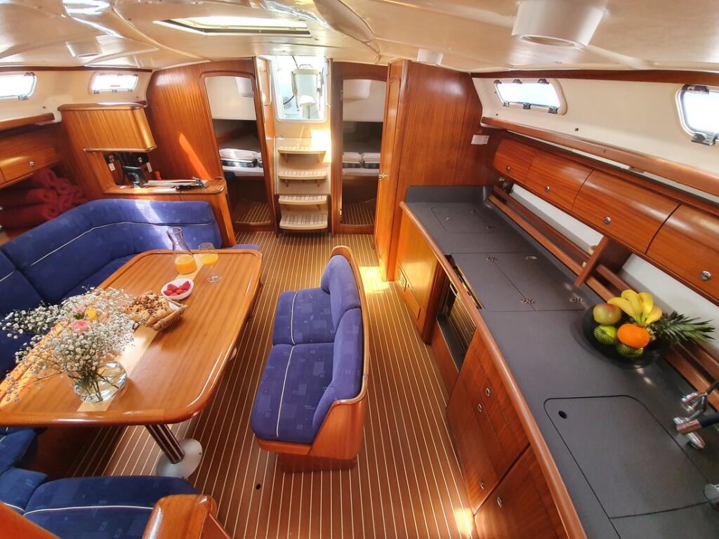 Sailing yacht 