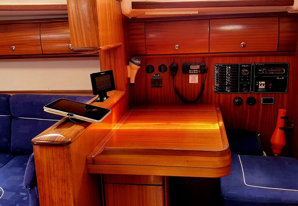Sailing yacht 