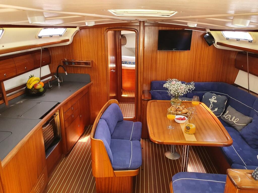Sailing yacht 