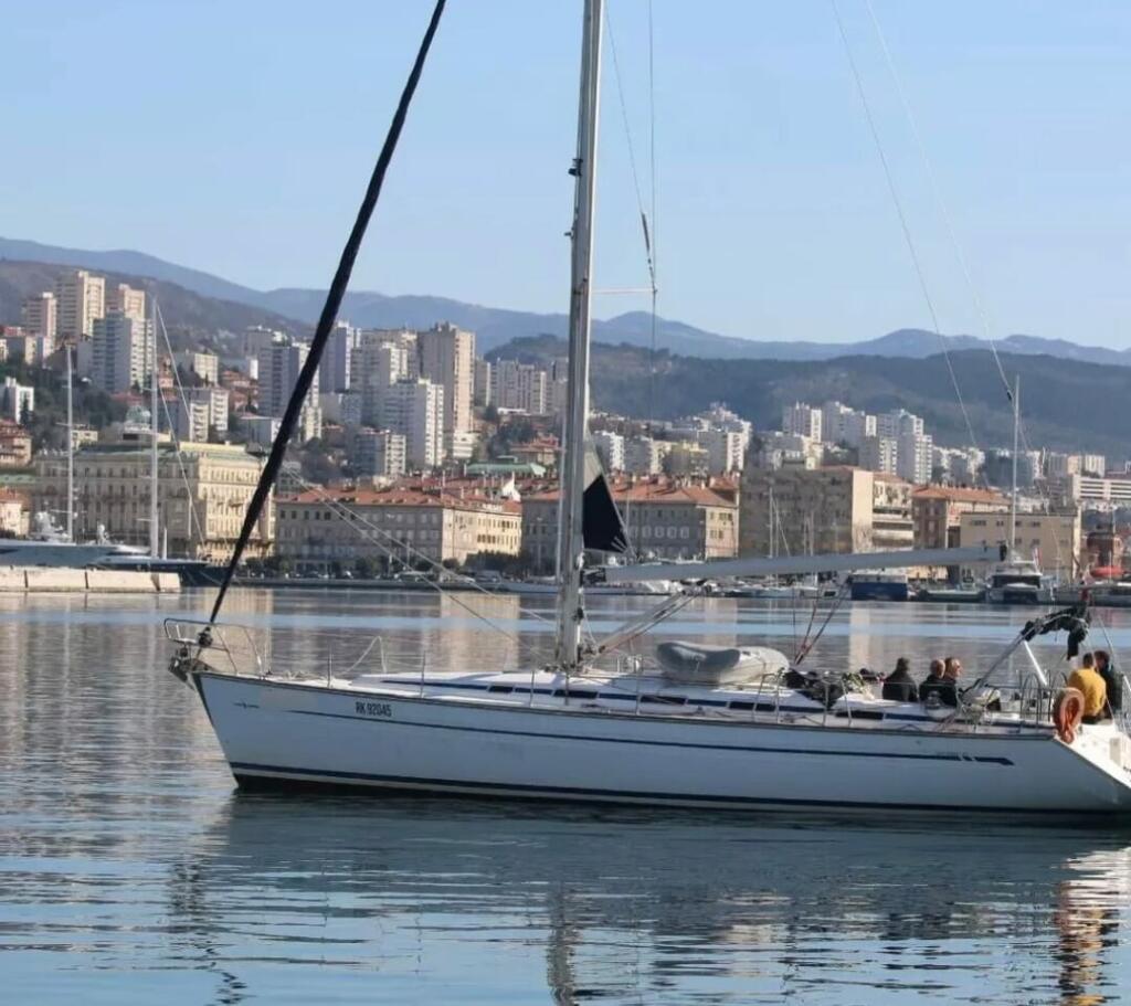 Sailing yacht 