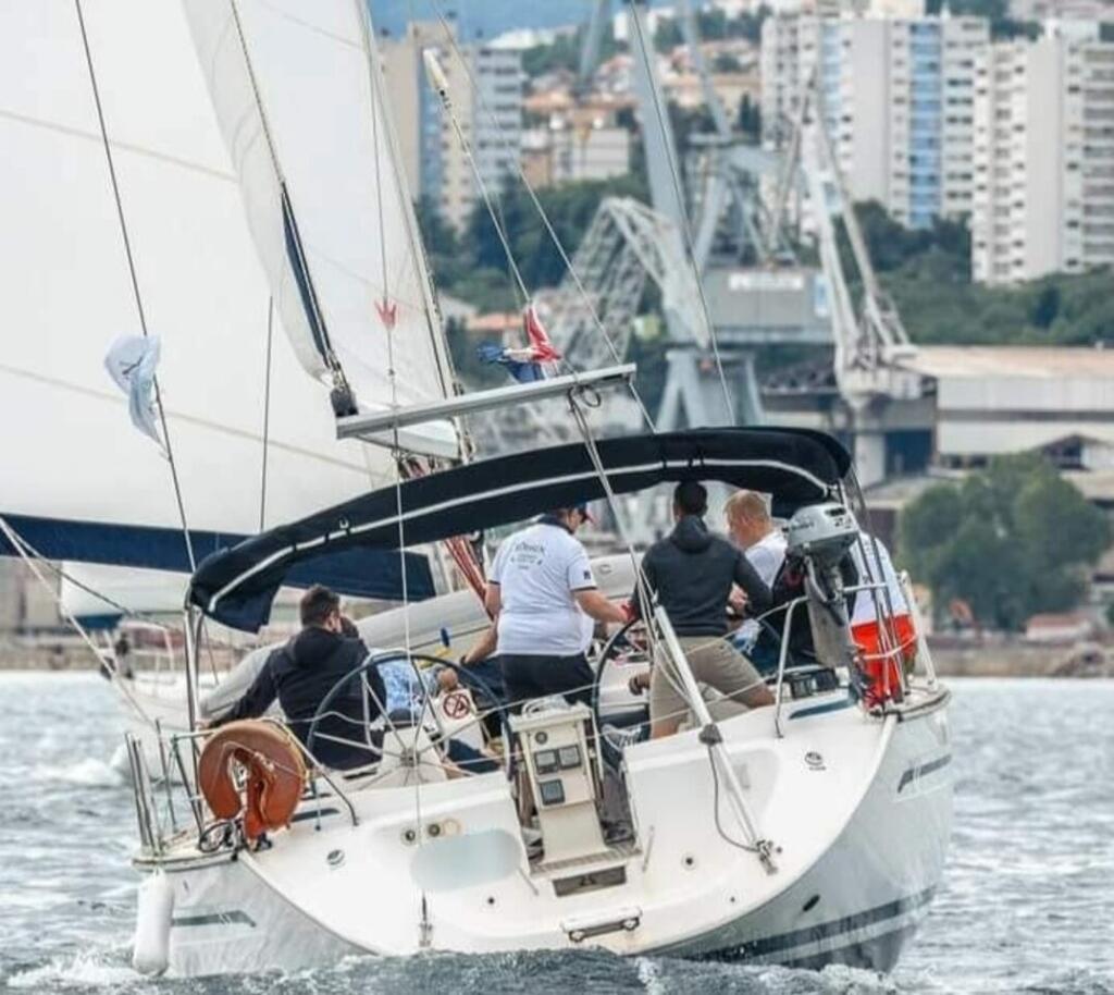 Sailing yacht 