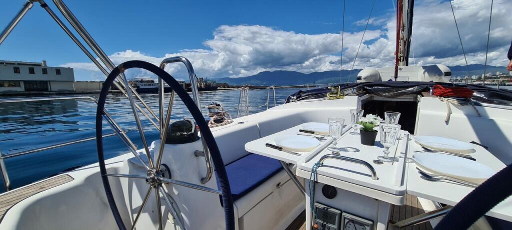 Sailing yacht 