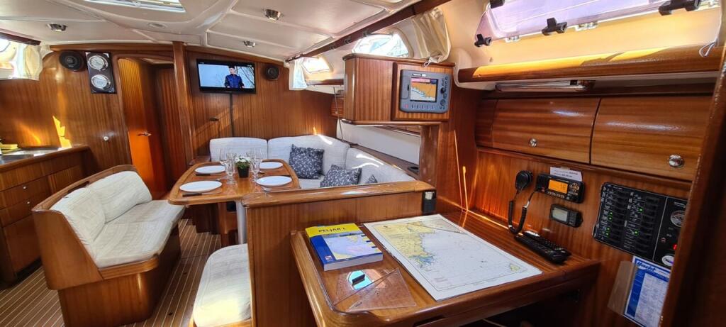 Sailing yacht 