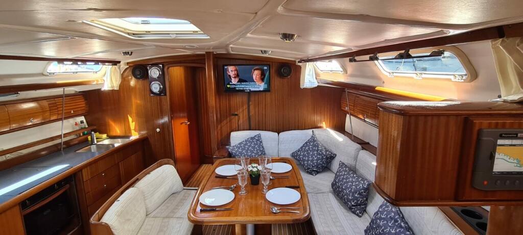 Sailing yacht 