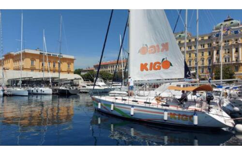 Sailing yacht 