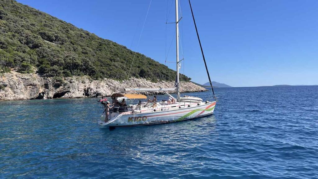 Sailing yacht 