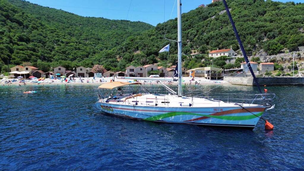 Sailing yacht 