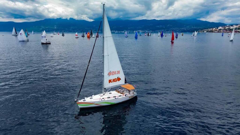 Sailing yacht 