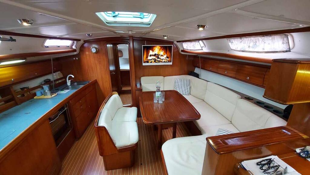 Sailing yacht 