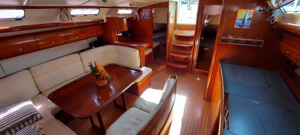 Sailing yacht 