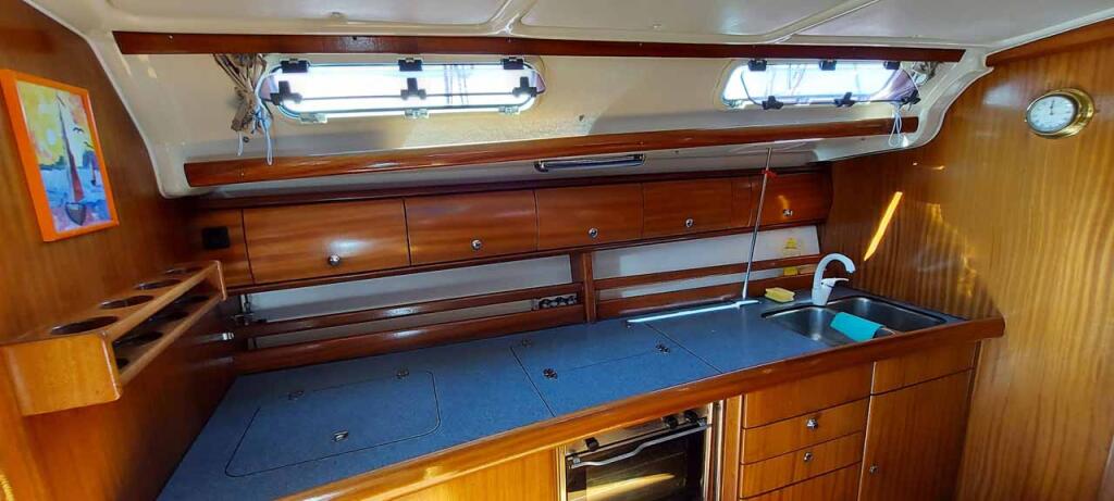 Sailing yacht 
