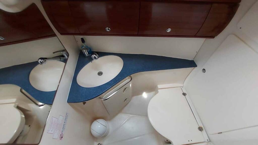 Sailing yacht 