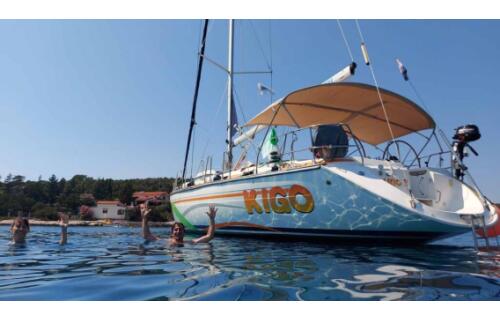Sailing yacht 