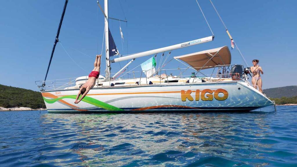 Sailing yacht 
