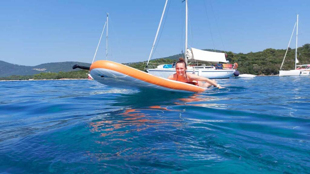 Sailing yacht 