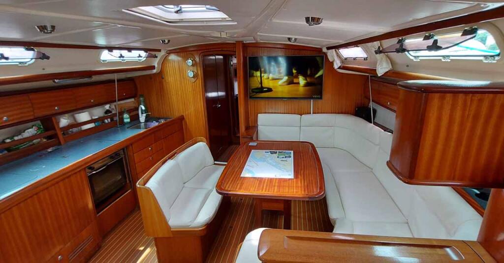 Sailing yacht 