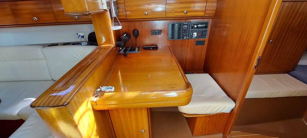 Sailing yacht 