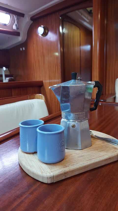 Sailing yacht 