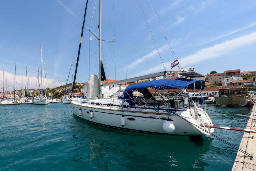 Sailing yacht 