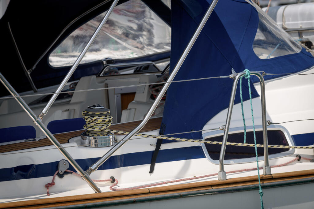 Sailing yacht 