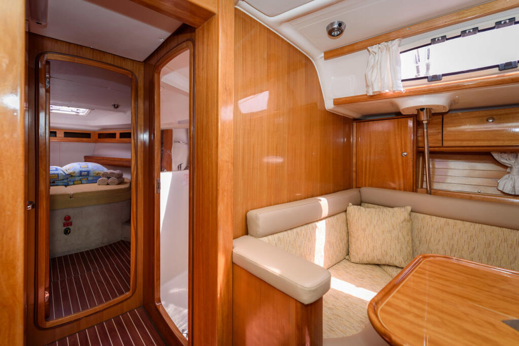 Sailing yacht 