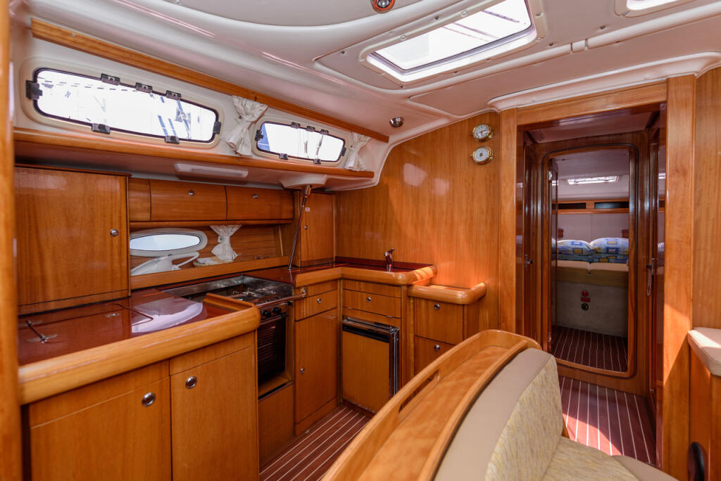 Sailing yacht 