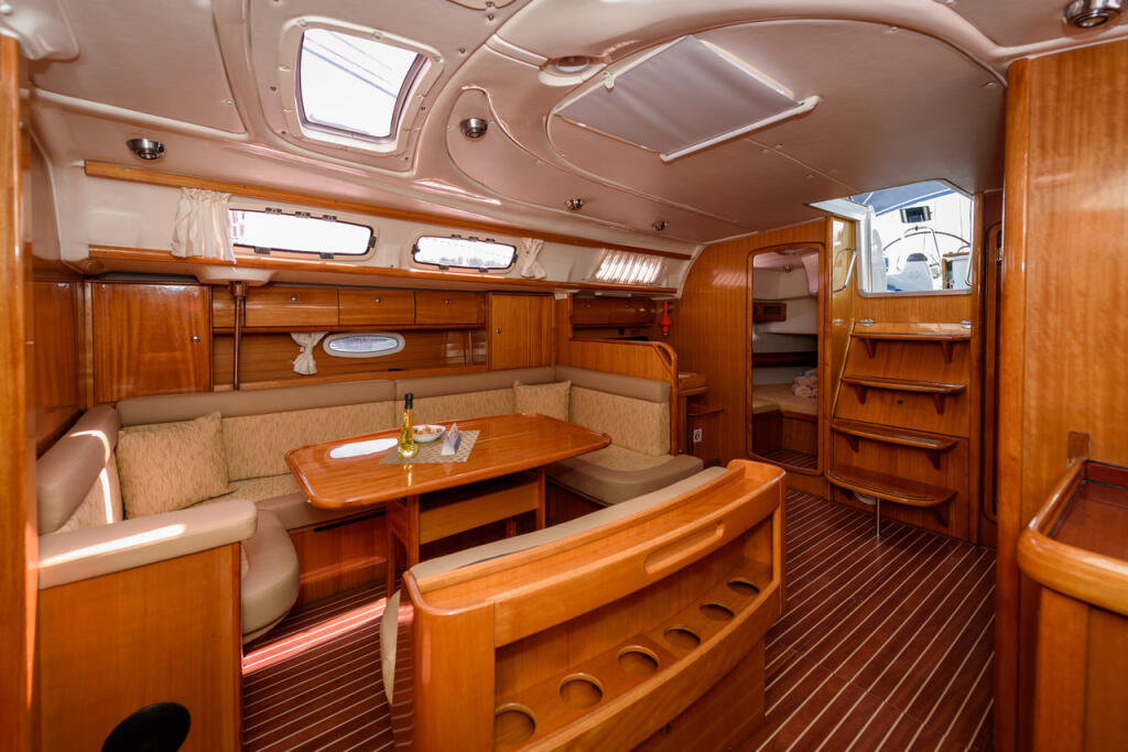 Sailing yacht 