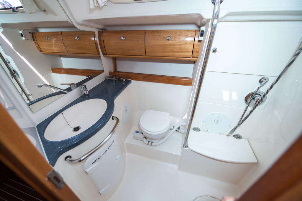 Sailing yacht 
