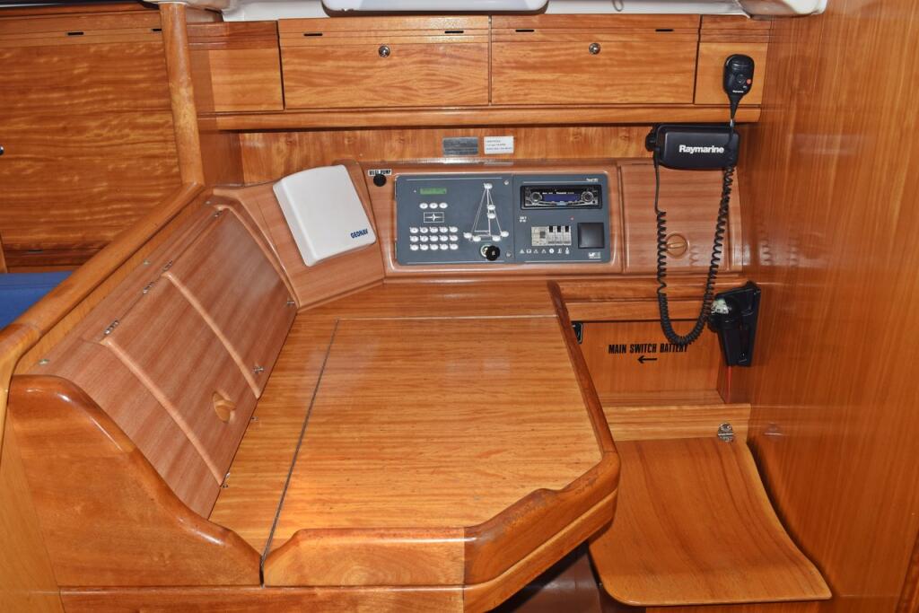 Sailing yacht 