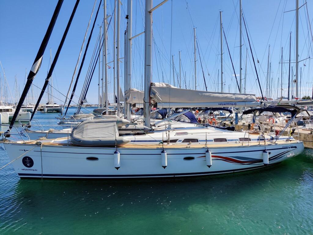 Sailing yacht 