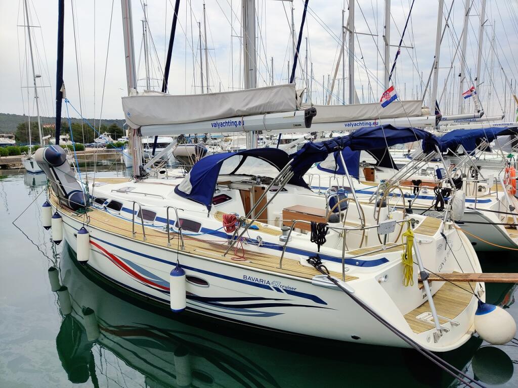 Sailing yacht 