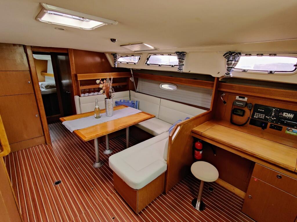 Sailing yacht 