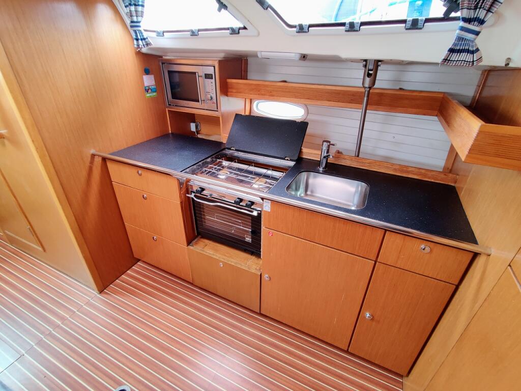 Sailing yacht 